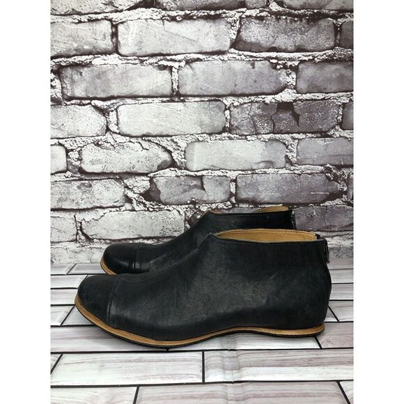 Cliff Dweller Vibram Black Leather Slip On Cap Toe Flats Women’s Sz 38.5EU/8M US
